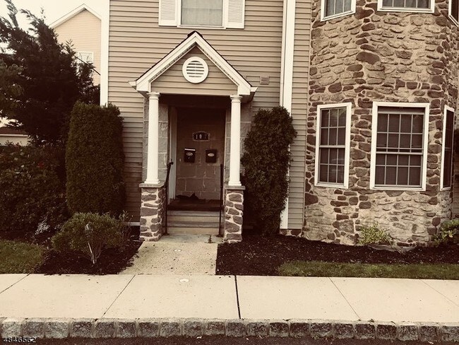 Foto del edificio - 107 S Grove St