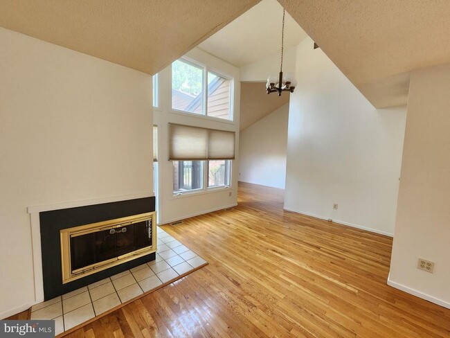 Building Photo - 254 Sayre Dr
