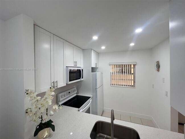 Building Photo - 5111 W Oakland Park Blvd