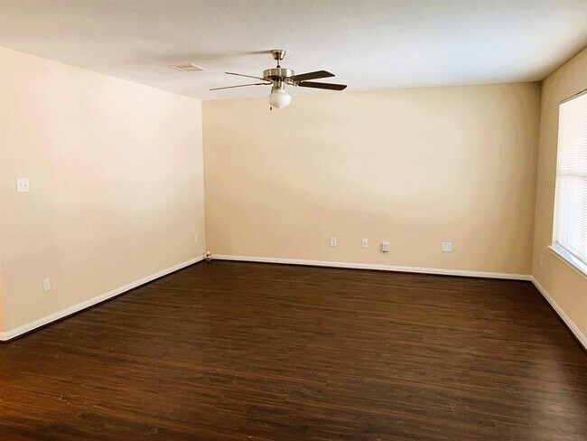 Building Photo - 9334 Laura Koppe Rd