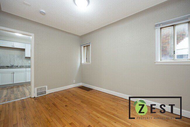 Foto del edificio - MOVE IN READY!