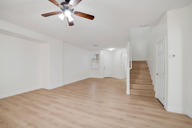 Foto del edificio - FULLY REMODELED - LIKE NEW - HENDERSON HOM...