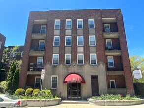 Building Photo - 52 Strathmore Rd
