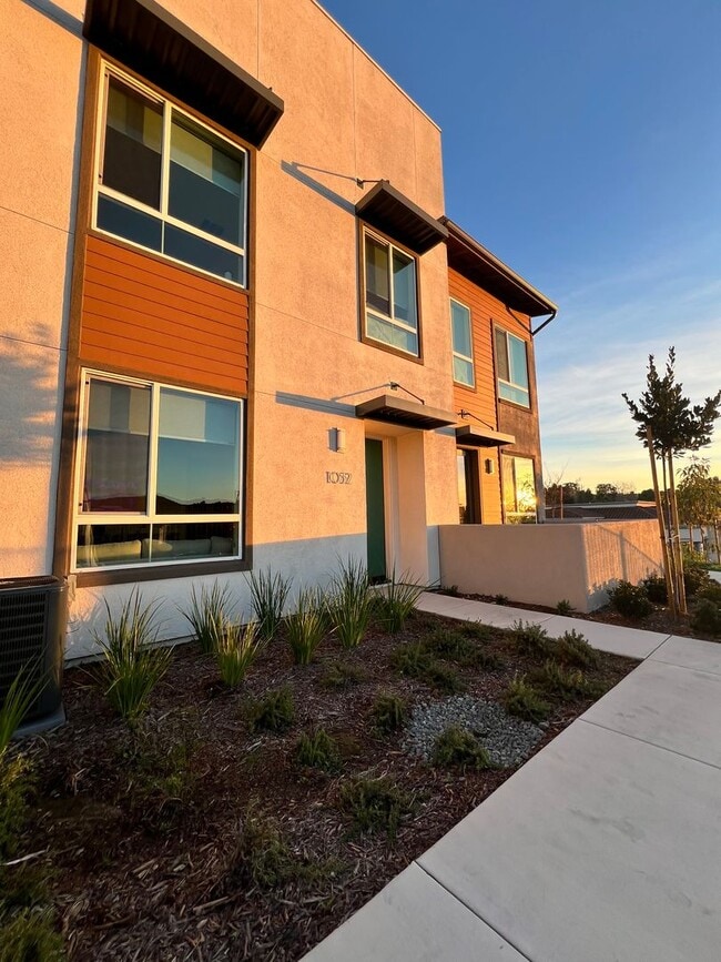 Building Photo - 1052 Kendale Wy