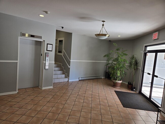 Building Photo - 200 43rd St