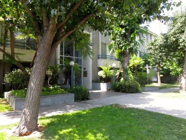 Building Photo - 2 bedroom in North Hollywood CA 91601