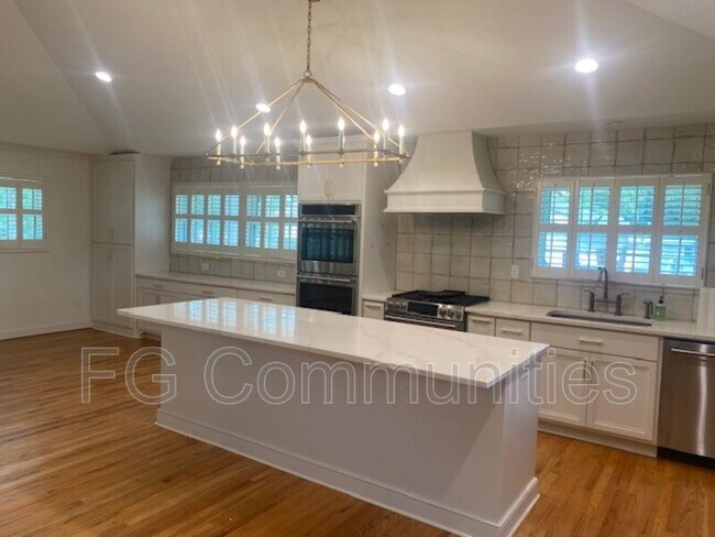 Building Photo - 206 Sunshine Way