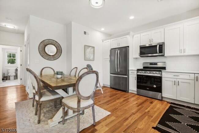 Foto del edificio - 437 Pompton Ave