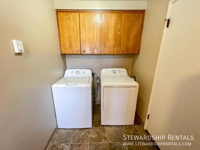 Building Photo - 2120 W 18th Ave