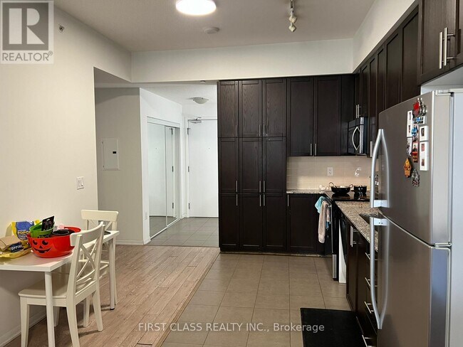 Photo du bâtiment - 830-830 Lawrence Ave W