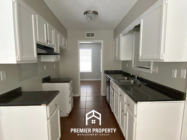 Building Photo - Spacious 3BR Memphis Home w/ Vaulted Ceilings, Brick Fireplace & Fenced Yard