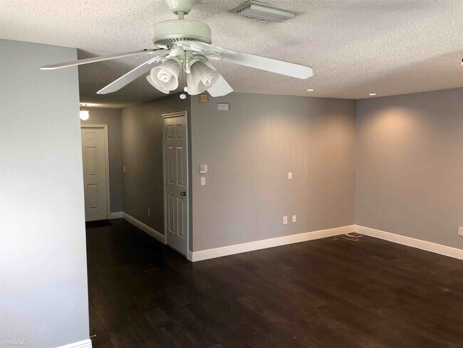 Building Photo - 3 br, 2.5 bath Townhome - 8001 Savannah Su...
