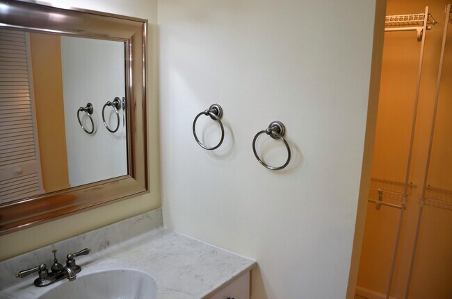 Building Photo - 320 Norwood Terrace
