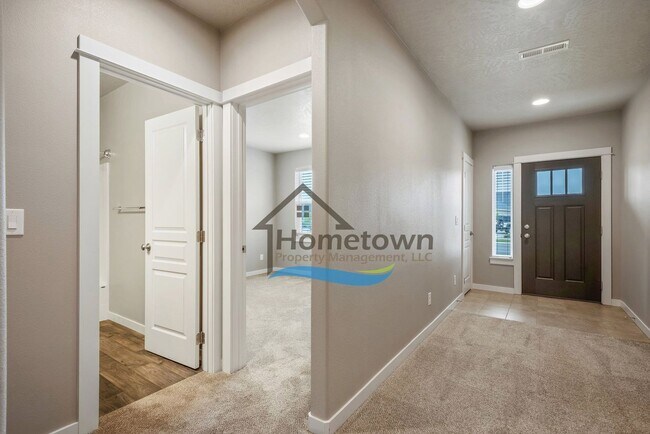 Foto del edificio - 3 Bedroom 2 Bath Home with 2-Car Attached ...