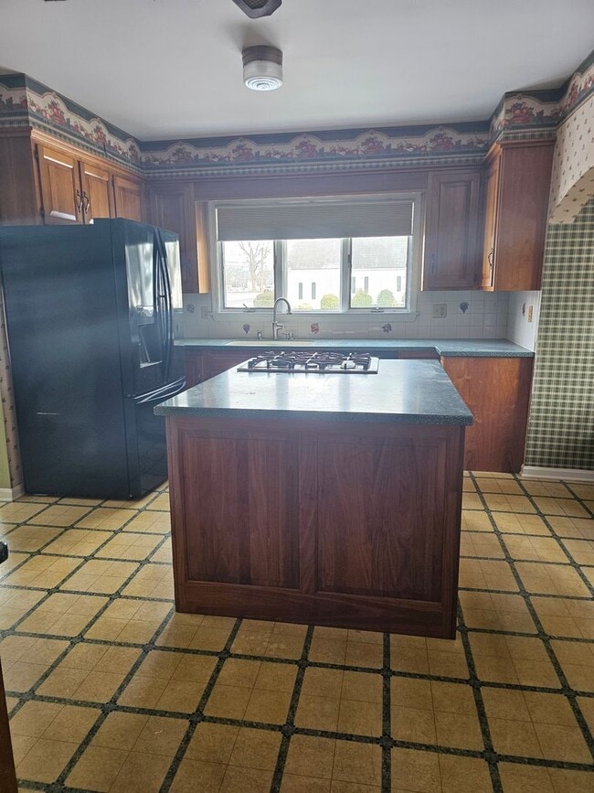 Building Photo - Spacious home ready for your family today!