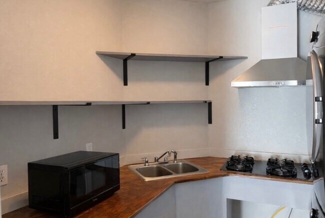 Building Photo - 13915 Archwood St