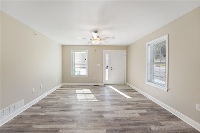 Building Photo - 552 Creek Rd