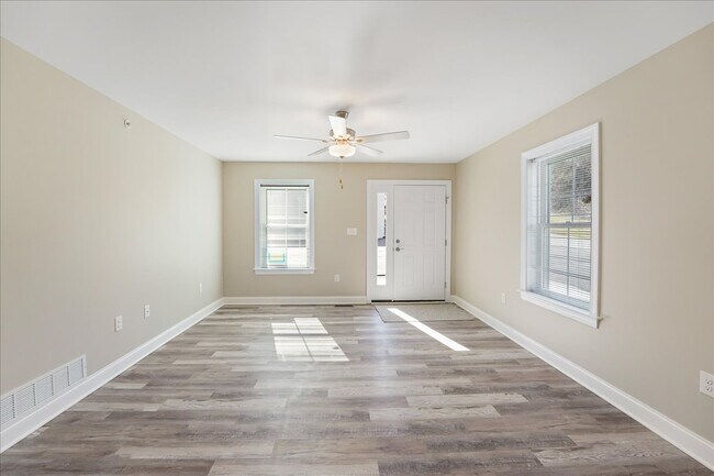 Foto del edificio - 552 Creek Rd