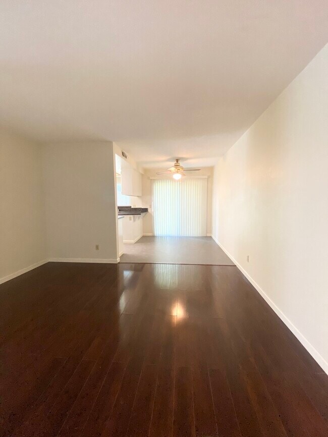 Foto del edificio - Lovely four bedroom home in quiet area! 74...
