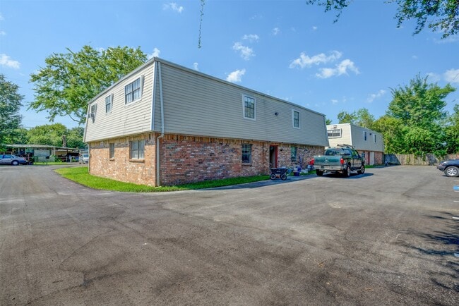Building Photo - 523 Spring Dr