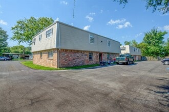 Building Photo - 523 Spring Dr