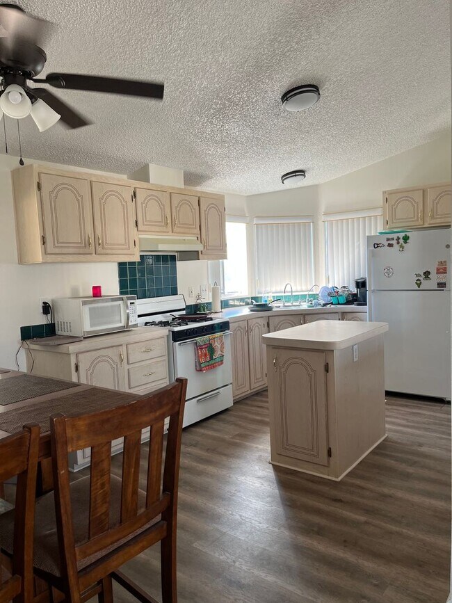 Building Photo - VACATION RENTAL -- 2 Bedroom 2 Bath