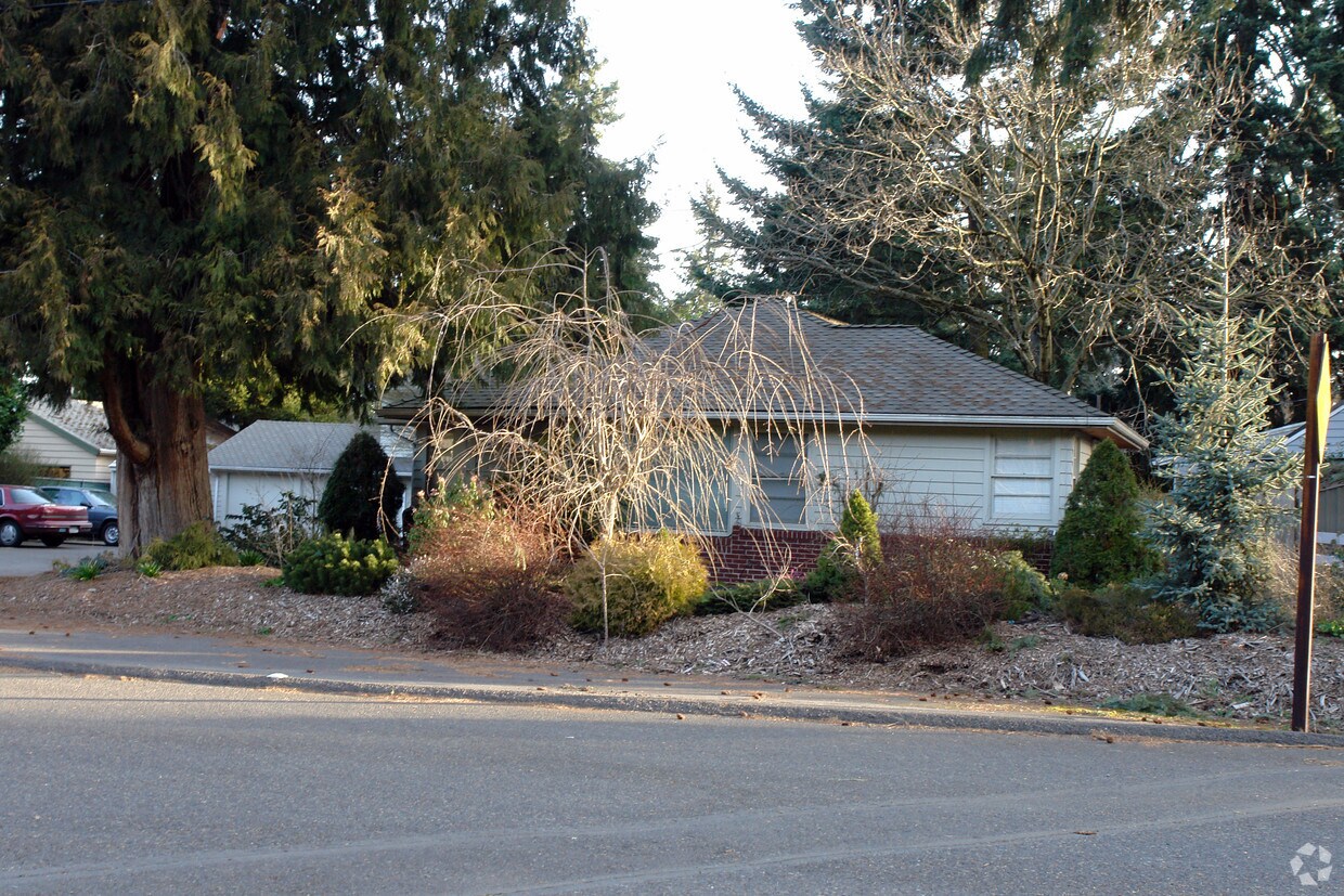 Building Photo - 4320-4328 NE Maywood Pl