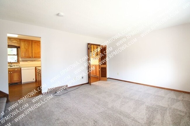 Building Photo - Beautiful 3 Bedroom, 1.5 Bath Home In Des ...