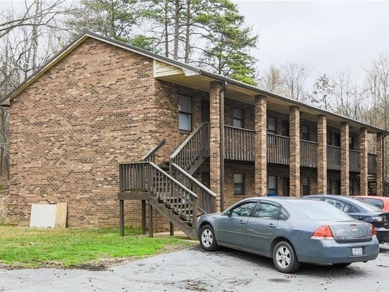 Foto principal - One Bedroom: Half Off 1st Months Rent !!
