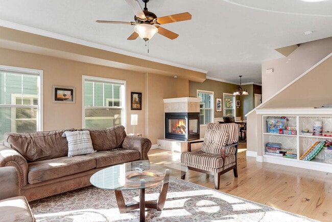 Building Photo - 1433 E Hays St