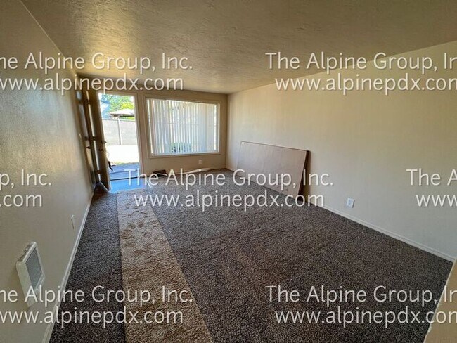 Building Photo - Pet Friendly 2 Bedroom in Tri-plex with ne...