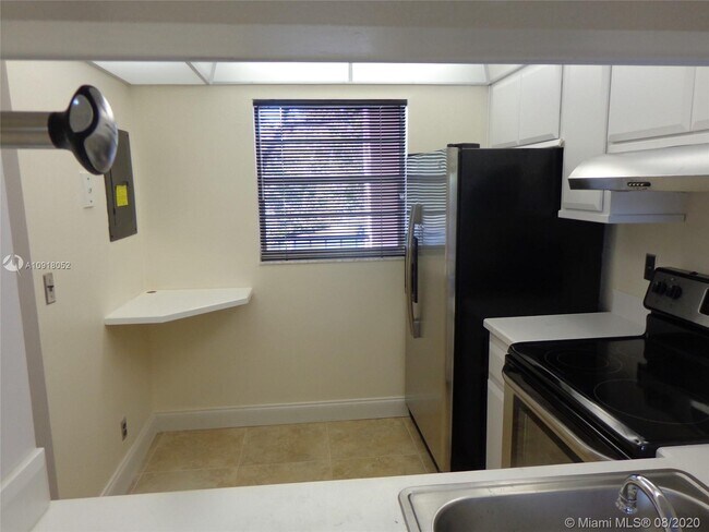 Building Photo - 9450 Poinciana Pl