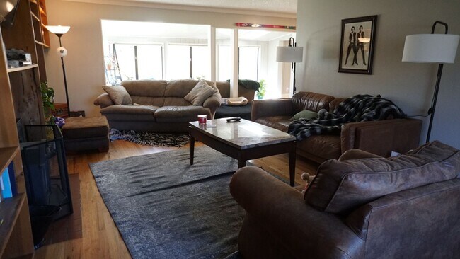 Building Photo - Charming 4 Bed, 2.5 Bath House Half Block ...