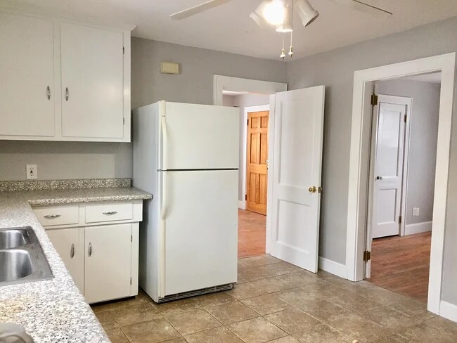 Foto del edificio - 144 S Maple St