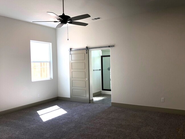 Building Photo - $2,695 Ashlan & Armstrong, 4 Bedroom - E. ...
