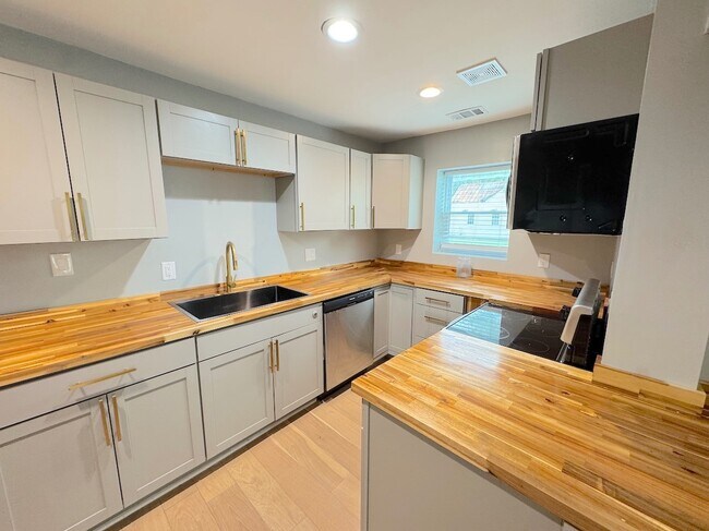 Building Photo - 121 W 57th St