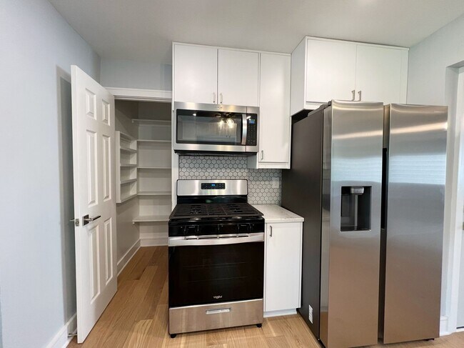 Foto del edificio - SEE IT NOW: Fully Renovated 4-Bedroom Ranc...