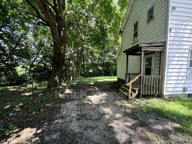 Building Photo - 143 Roswell St