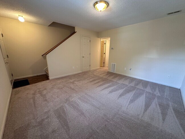 Foto del edificio - Charming 2 Bed, 1.5 Bath Townhome – Prime ...