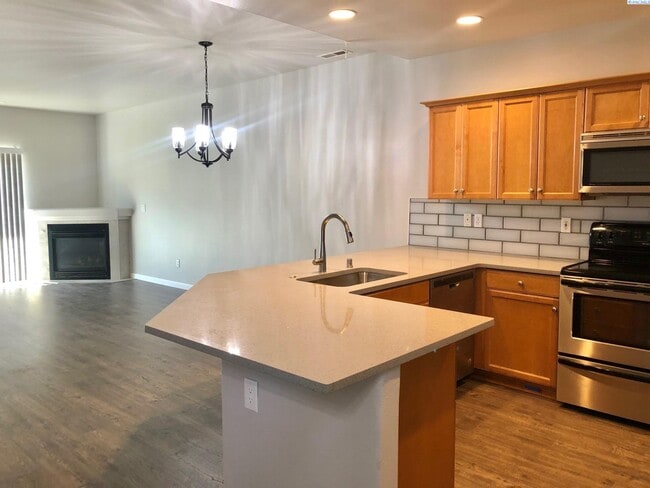 Building Photo - Fantastic N. Richland Condo!