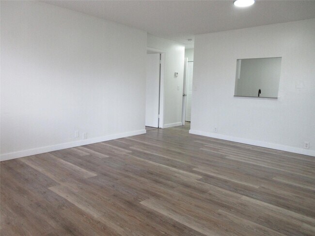 Foto del edificio - 4240 Woodside Dr