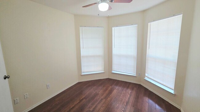 Foto del edificio - 9821 Pierce Dr