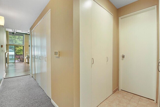 Foto del edificio - 2343 N Greenview Ave