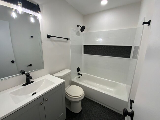 Building Photo - Arreis Rentals 1-290 Donahoo Road Apts
