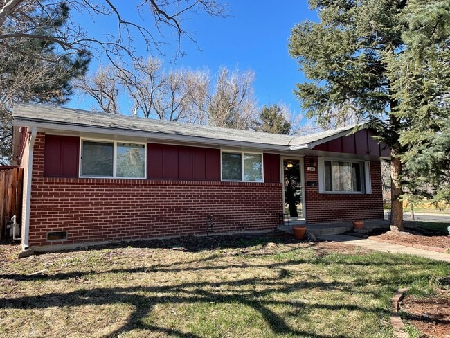 Adorable, Centrally Located 3 Bed/1.5 Bath Home - Adorable, Centrally Located 3 Bed/1.5 Bath Home