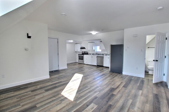 Building Photo - 153 St. George St