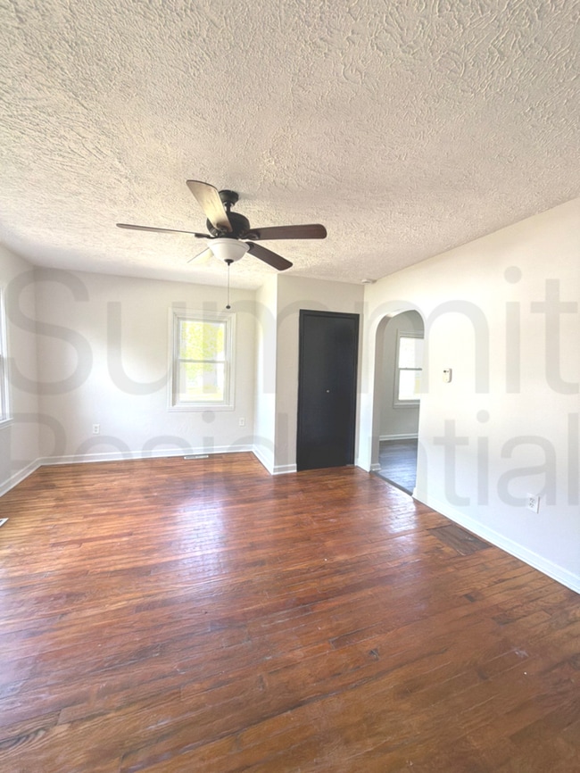 Building Photo - Three Bedroom One Bathroom Home in Mansfield!!