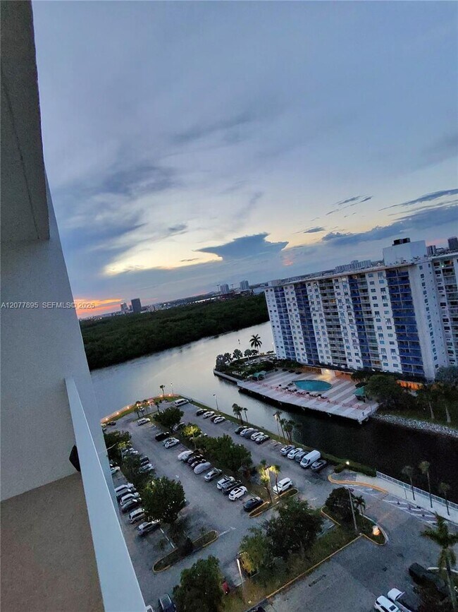Foto del edificio - 500 Bayview Dr