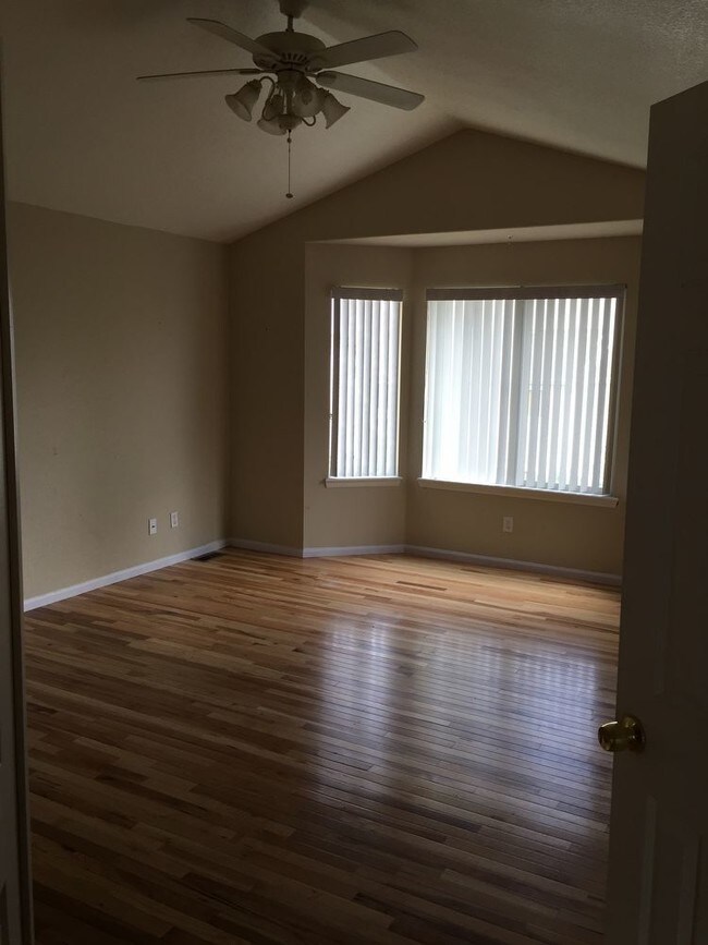 Building Photo - HUGE home in SE Aurora