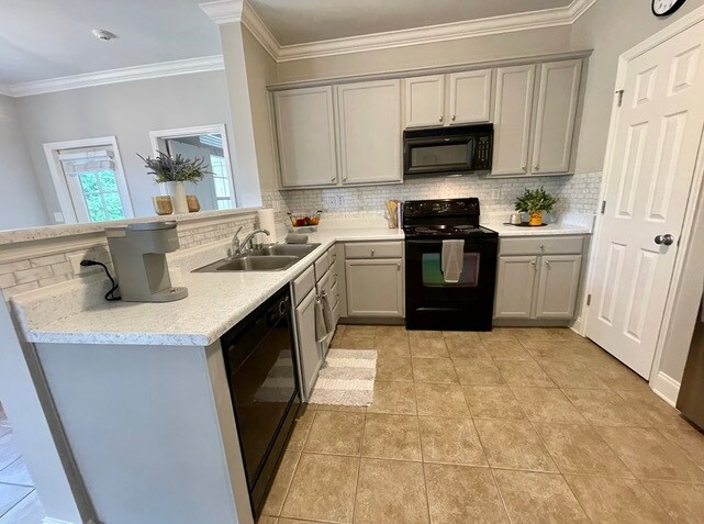 Kitchen - 900 Dean Lee Dr